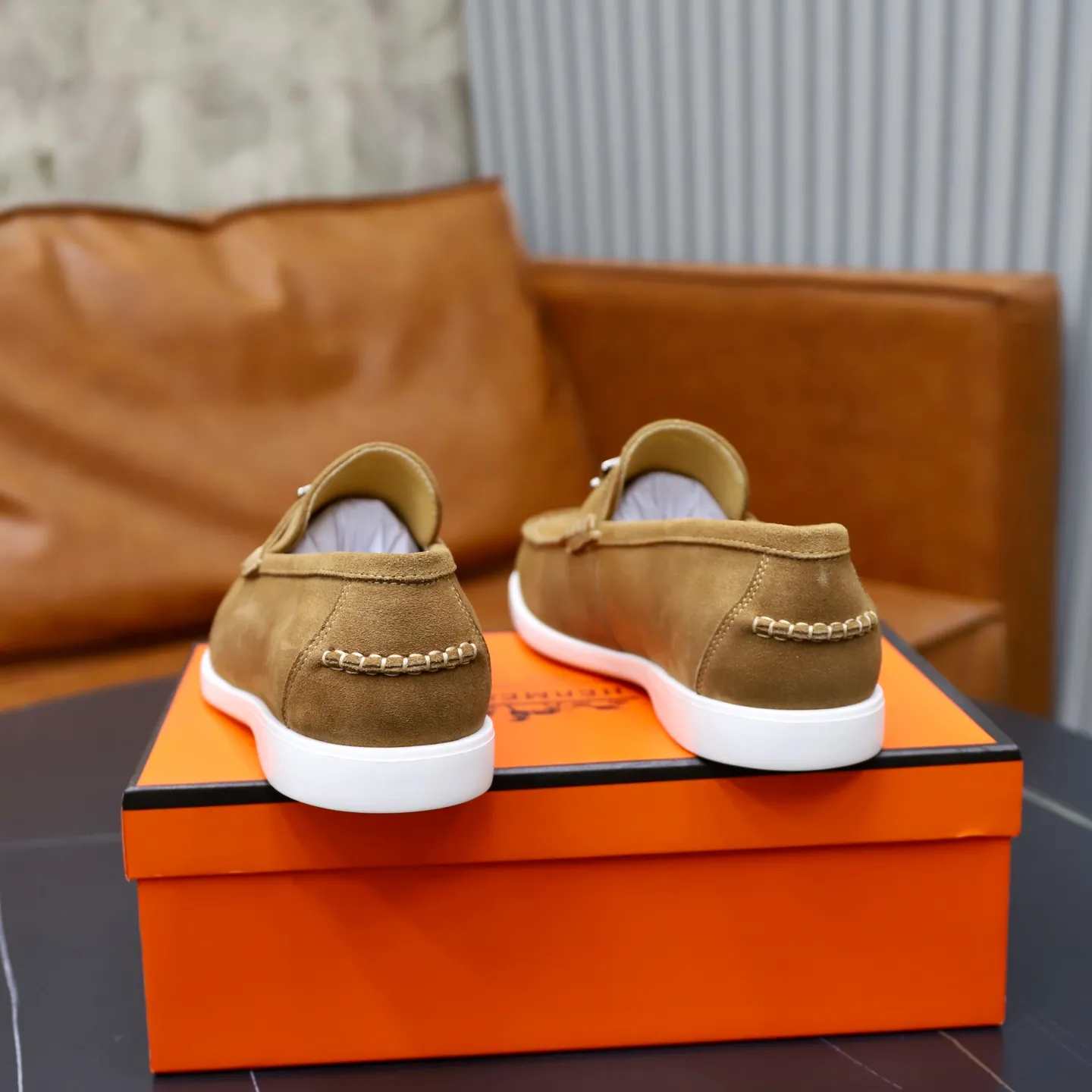 Ex-factory price: 540💰Hermès/Hermès slip-on men's shoes. This shoe is made of imported cow suede leather, with simple and smooth lines, and a 3CM rubber foam ultra-light sole combined with aerodynamic design! Youthful and fashionable, H button decoration, contrasting leather embellishment on the heel, calf lining to gently wrap your feet, with embossed logo cowhide feet, leather rock strips, casual and urban style, highlighting youthful vitality, sports and leisure version, super versatile Size number: 38-39-40-41-42-43-44 Standard leather shoe size (45 can be customized but does not support returns)